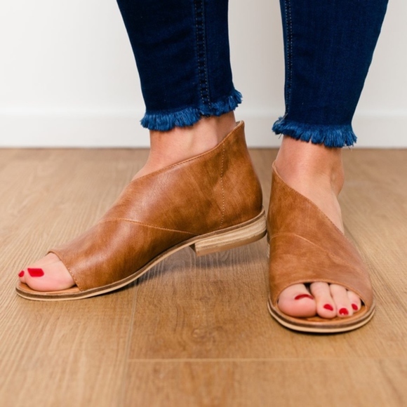 QWENN Cut Out Flats - Picture 2 of 4